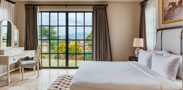 movenpick-khaoyai_2bedroom-pool-villa_master-bedroom-2-2
