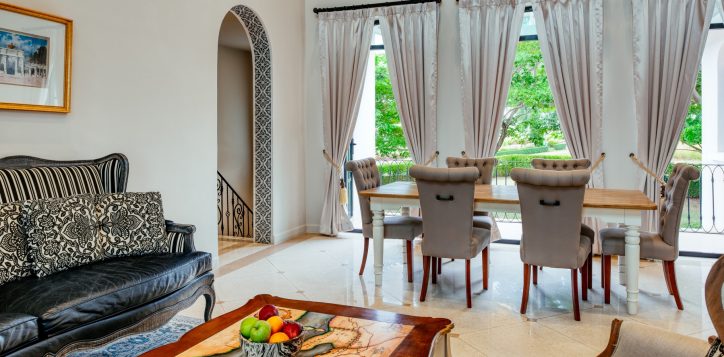 movenpick-khaoyai_5bedroom-pool-villa_living-room-2-2