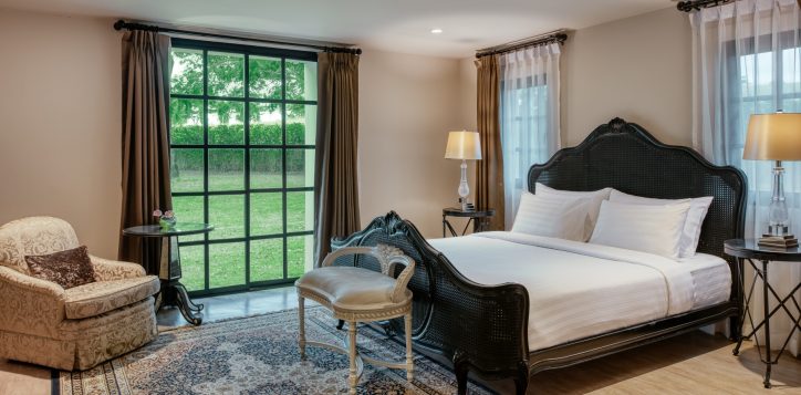 movenpick-khaoyai_5bedroom-pool-villa_master-bedroom-1-2