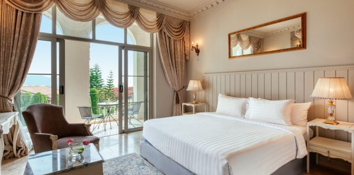 movenpick-khaoyai_deluxe-king-bedroom-2-2