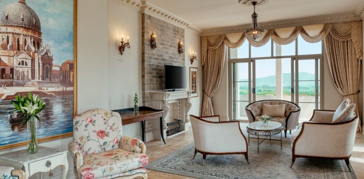 movenpick-khaoyai_my-ozone-suite_living-room-2