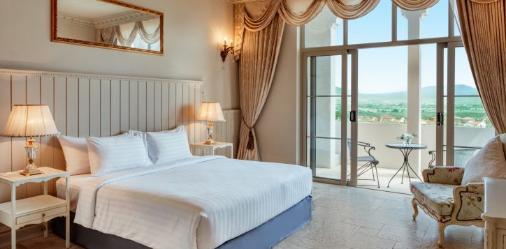 movenpick-khaoyai_my-ozone-suite_master-bedroom-2-2