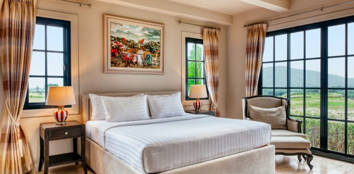 movenpick-khaoyai_3bedroom-pool-villa_master-bedroom