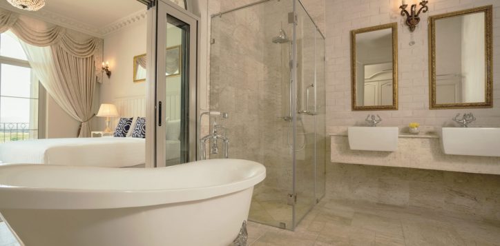 executive-deluxe-room-bathtub-2